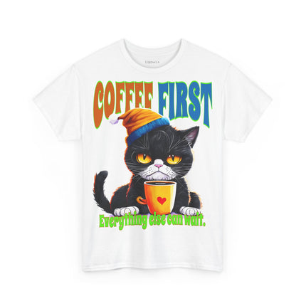 Coffee First Cat Unisex T-Shirt aus schwerer Baumwolle – lustiges und gemütliches T-Shirt für Katzenliebhaber