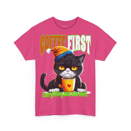 Coffee First Cat Unisex T-Shirt aus schwerer Baumwolle-Sarkasmus – lustiges und gemütliches T-Shirt für Katzenliebhaber