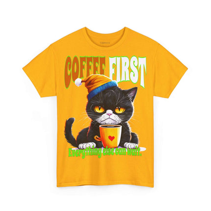 Coffee First Cat Unisex T-Shirt aus schwerer Baumwolle-Sarkasmus – lustiges und gemütliches T-Shirt für Katzenliebhaber