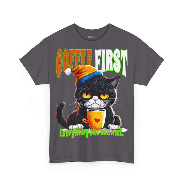 Coffee First Cat Unisex T-Shirt aus schwerer Baumwolle-Sarkasmus – lustiges und gemütliches T-Shirt für Katzenliebhaber